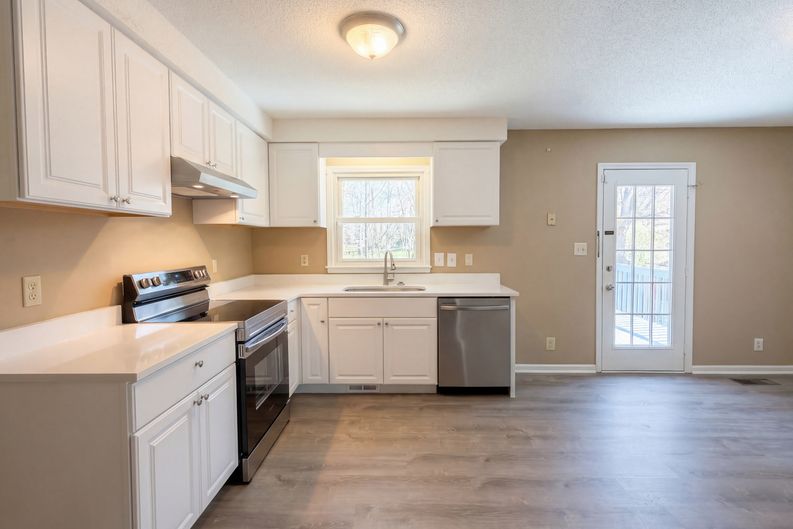 Photo 9 of 23 of 1157 Woodbridge Dr, Clarksville, TN