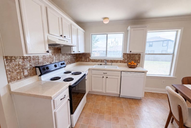 Photo 6 of 19 of 101 Gillespie Ln, Elgin, TX