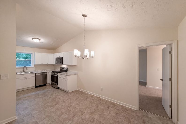 Photo 9 of 20 of 670 Marsh Ct, Jonesboro, GA
