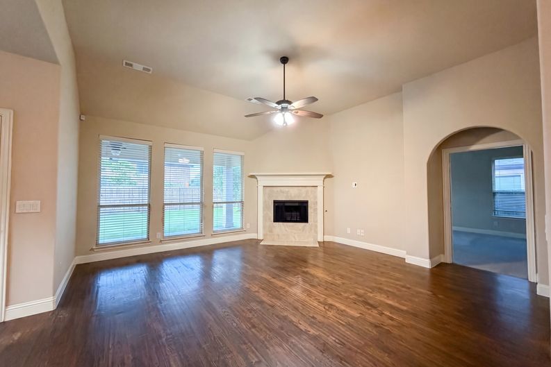 Photo 8 of 34 of 725 Lyndhurst Dr, Anna, TX