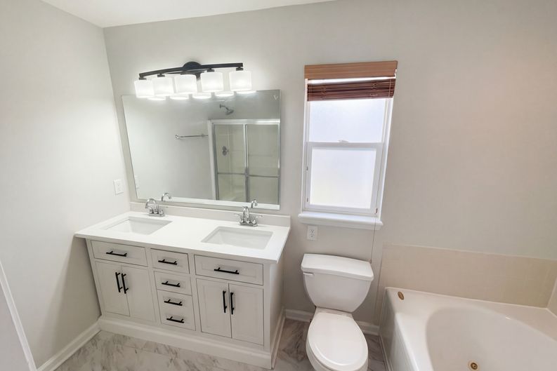 Photo 6 of 24 of 3211 Waterloo Cir, Indianapolis, IN