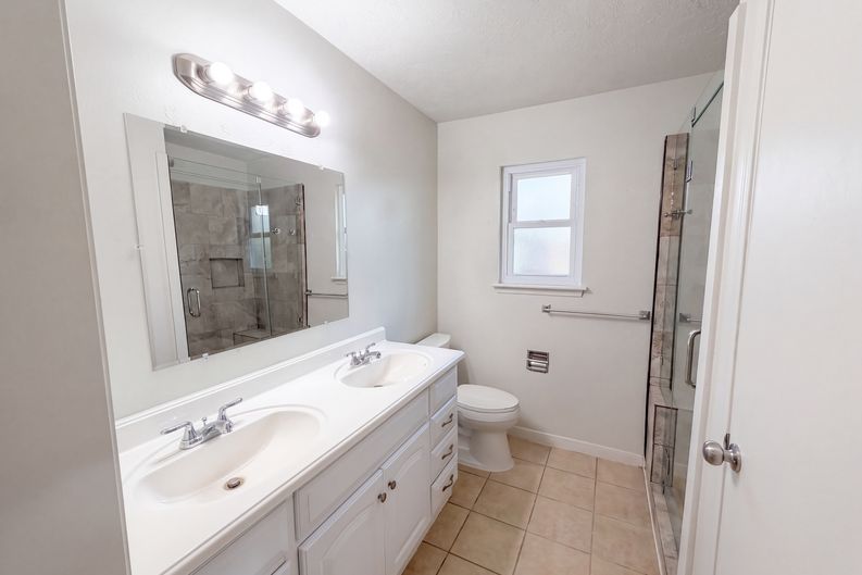Photo 15 of 19 of 609 Heather Ln, Friendswood, TX