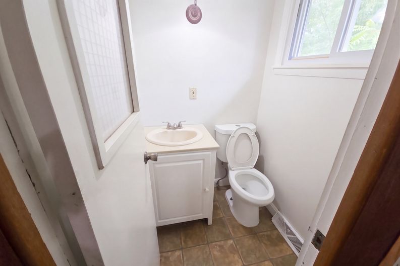 Photo 8 of 50 of 211 Roshon Dr, Medina, OH
