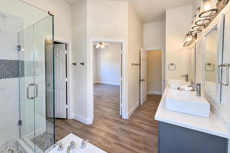 Photo 12 of 25 of 2830 Beacon Hill Dr, Rockwall, TX