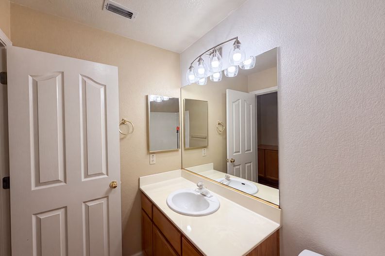 Photo 16 of 44 of 5344 Swindon Rd, Rocklin, CA
