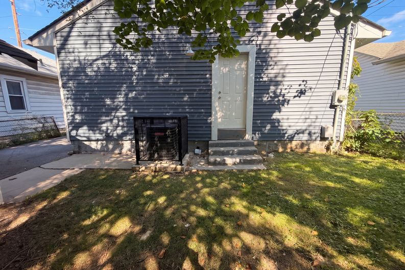 Photo 5 of 25 of 3907 E 16th St, Indianapolis, IN