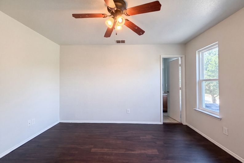 Photo 4 of 17 of 825 Village Point Ln, Fort Worth, TX