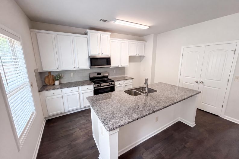 Photo 9 of 41 of 821 Walnut Woods Dr, Braselton, GA