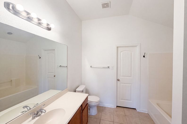 Photo 14 of 17 of 143 Pintail Ln, Sanger, TX