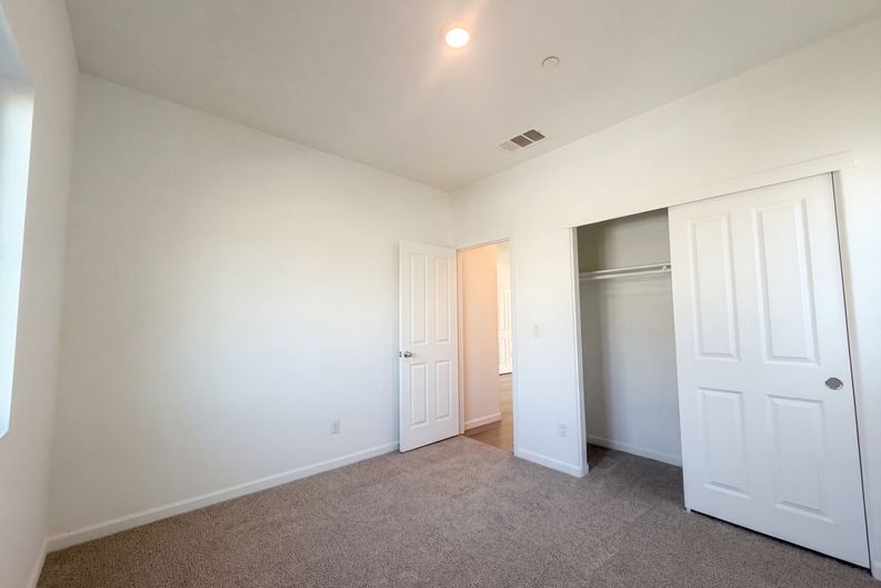 Photo 4 of 46 of 1176 Willow Hill Ave, Sacramento, CA