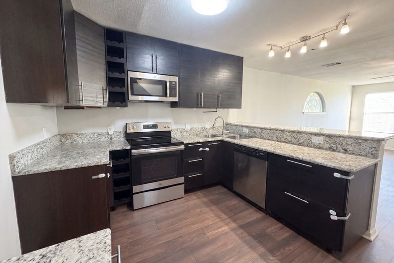 Photo 6 of 17 of 4526 S Horseshoe Trl, The Colony, TX