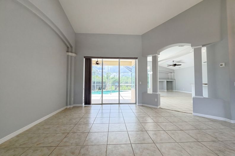 Photo 9 of 32 of 12567 SW Pembroke Cir N, Lake Suzy, FL