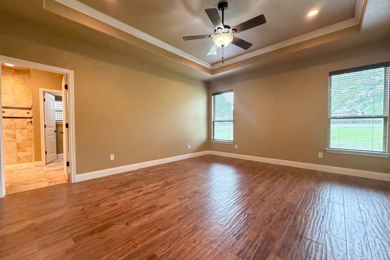Photo 4 of 16 of 105 E Eden Vly, Adkins, TX