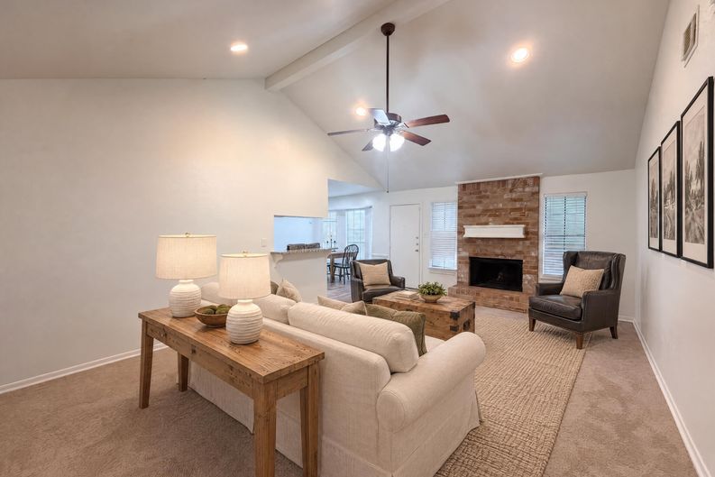 Photo 3 of 19 of 3714 Saint William Ln, Houston, TX