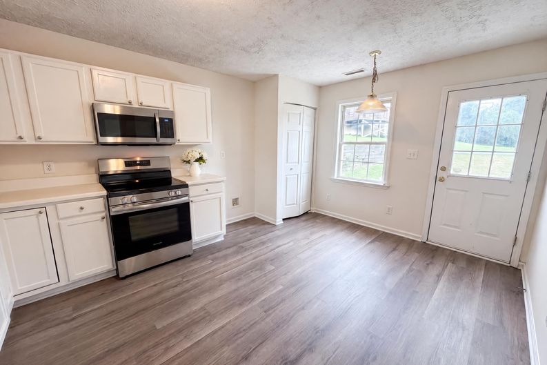 Photo 6 of 18 of 3358 Neptune Dr, Raleigh, NC