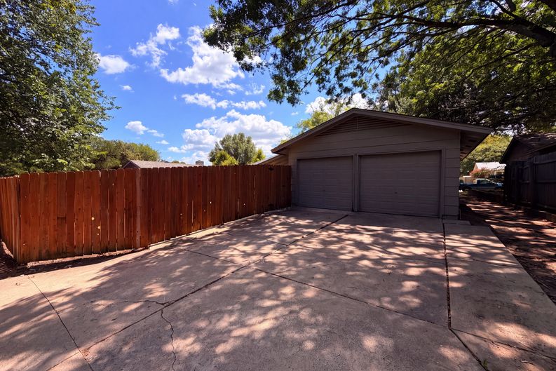 Photo 16 of 17 of 922 Meadowdale Cir, Garland, TX