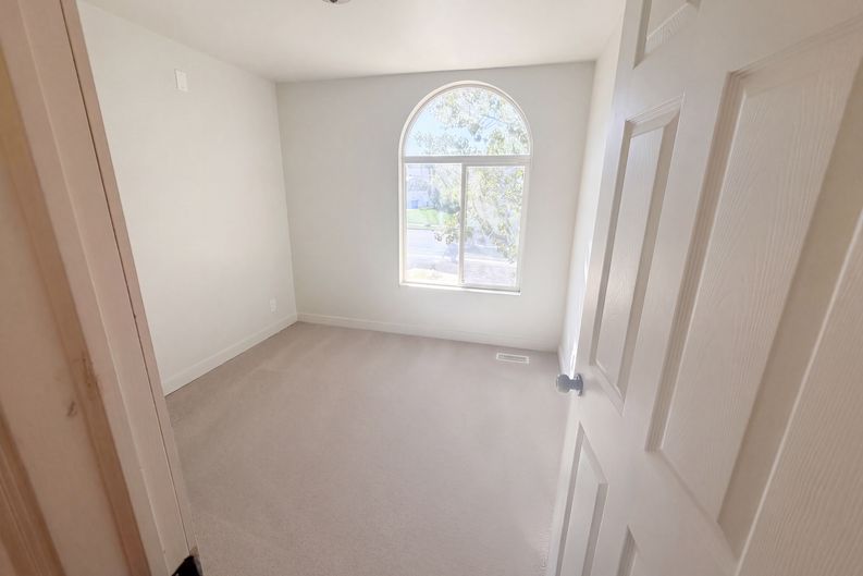 Photo 16 of 34 of 14077 S Grand View Peak Cir, Riverton, UT