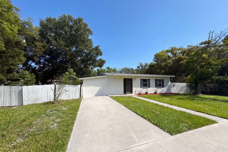 Photo 17 of 21 of 1502 Daroca Dr, Deltona, FL