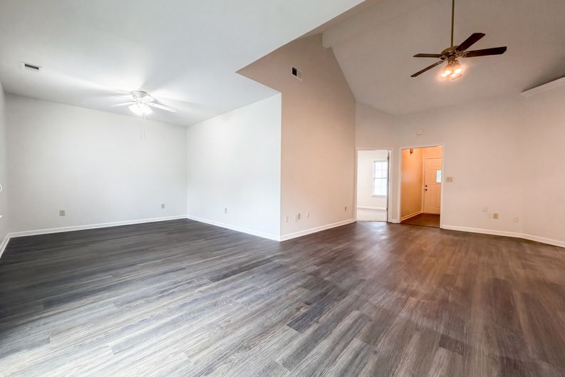 Photo 9 of 20 of 101 Cambridge Pointe Dr, Alabaster, AL