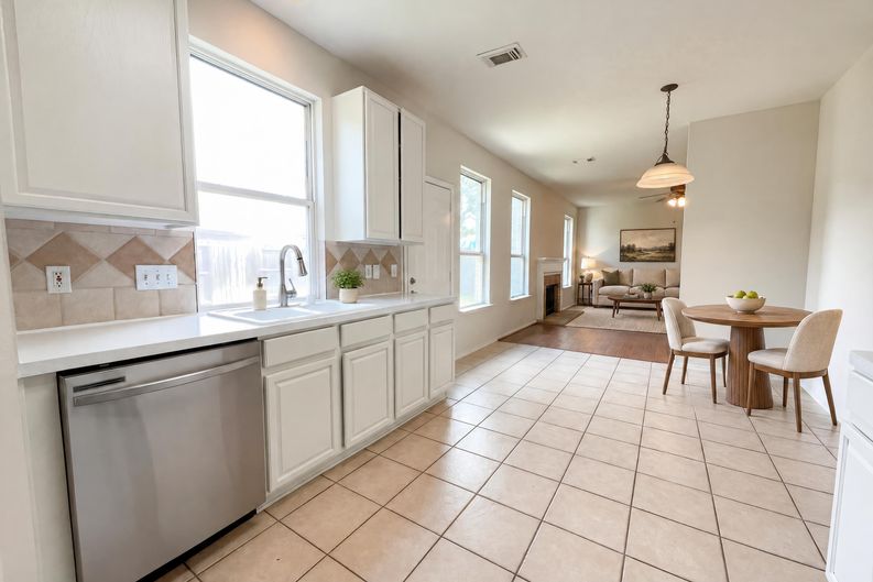 Photo 10 of 22 of 11919 Leaf Oak Dr, Houston, TX