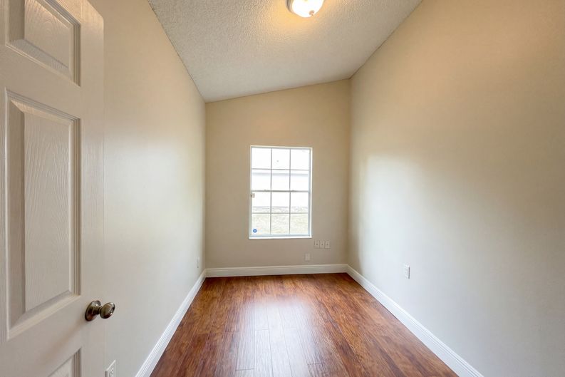 Photo 12 of 18 of 1696 Chatham Cir, Apopka, FL