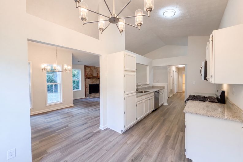 Photo 9 of 22 of 5857 Mistyview Dr, Rex, GA