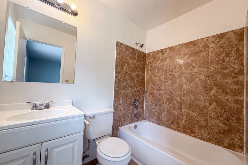 Photo 20 of 25 of 7804 McClintock Way, Sacramento, CA