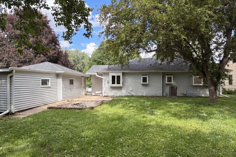Photo 5 of 27 of 2591 Aldine St, Roseville, MN