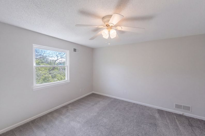 Photo 6 of 21 of 10002 W 86th St, Overland Park, KS