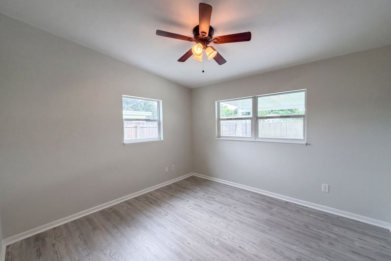 Photo 4 of 24 of 1371 Jeffords St, Clearwater, FL