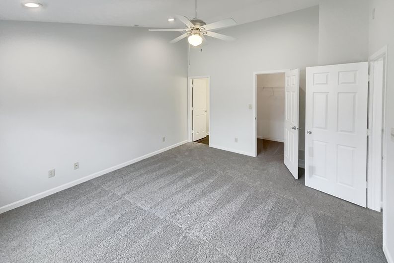 Photo 4 of 24 of 6614 Sparrowood Dr, Indianapolis, IN
