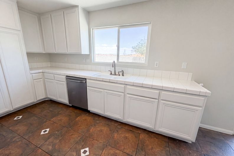 Photo 8 of 28 of 13185 Great Falls Ave, Victorville, CA