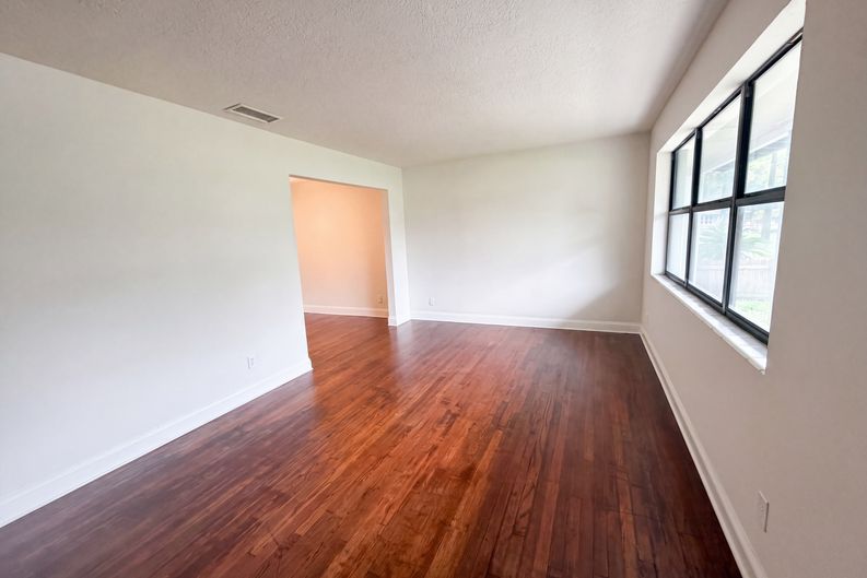 Photo 3 of 18 of 7520 Altus Dr S, Jacksonville, FL