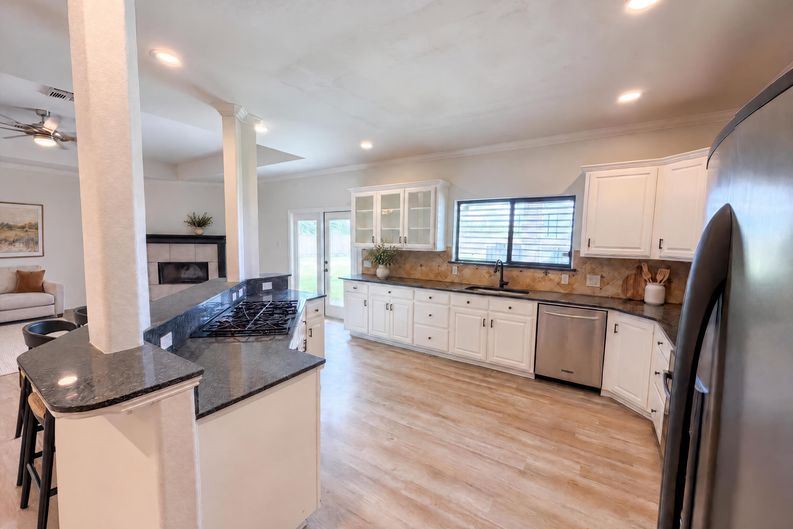 Photo 8 of 20 of 6041 King Trl, Corpus Christi, TX