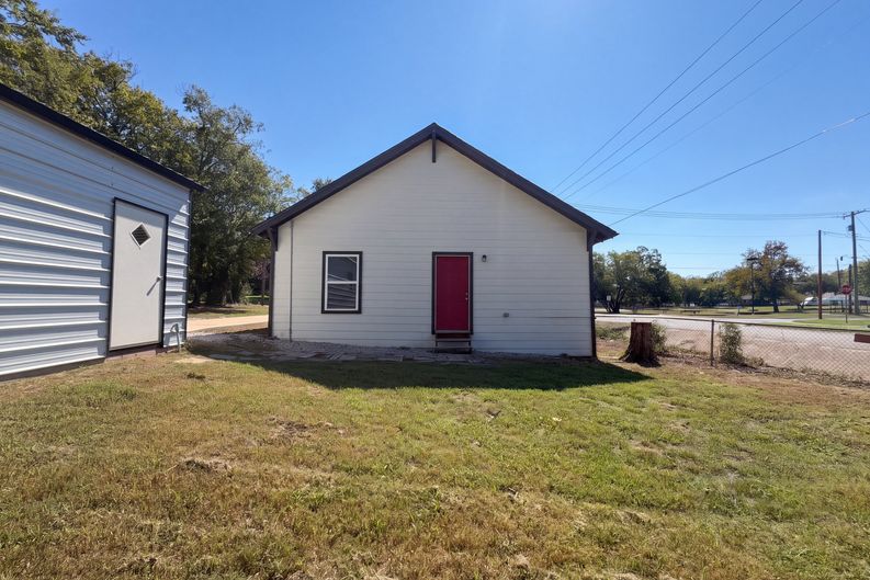 Photo 14 of 16 of 1425 E Cherry St, Sherman, TX