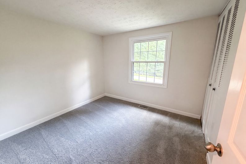 Photo 4 of 24 of 1346 Fairfield Dr SW, Lilburn, GA