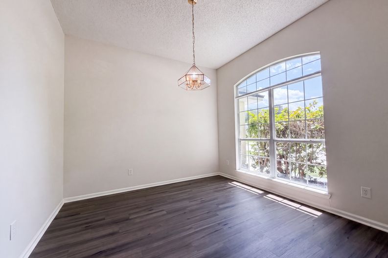 Photo 8 of 23 of 8436 Staplehurst Dr W, Jacksonville, FL