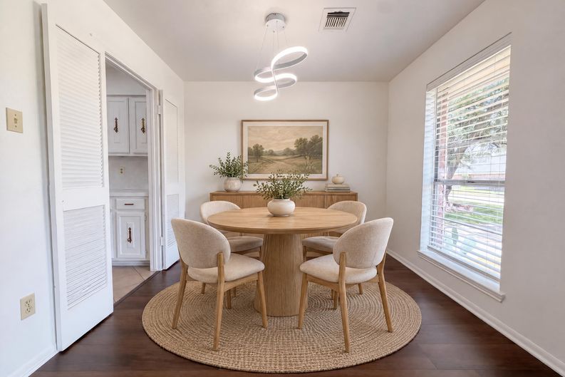 Photo 6 of 21 of 6910 Vialinda Dr, Houston, TX
