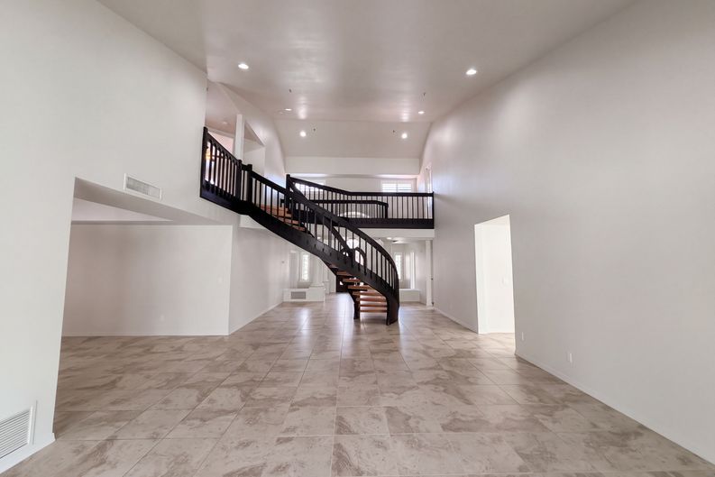 Photo 3 of 36 of 10240 E Cochise Dr, Scottsdale, AZ