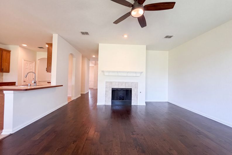 Photo 7 of 24 of 1420 Fleetwood Cove Dr, Grand Prairie, TX