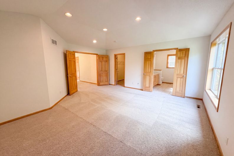 Photo 4 of 36 of 1012 Delano Ct, Stillwater, MN