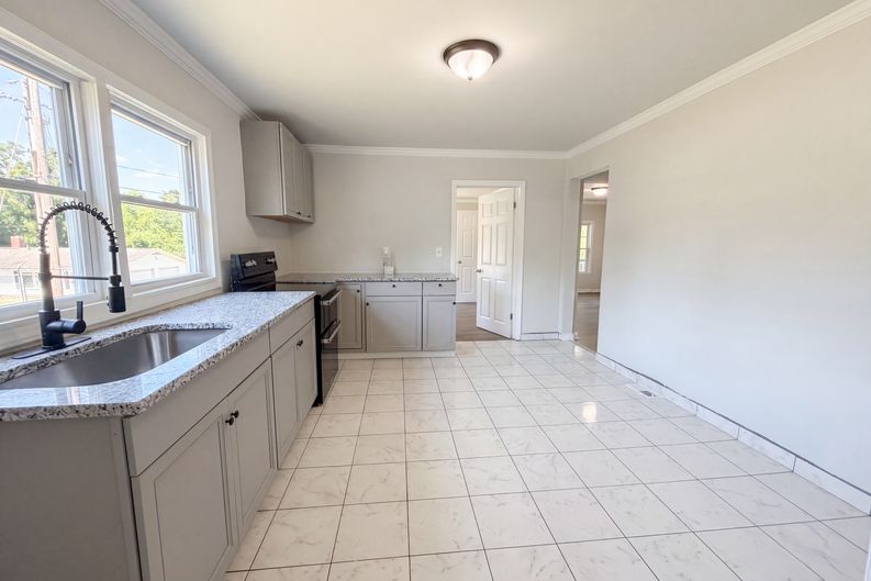 Photo 7 of 15 of 123 E Farmview St, Gastonia, NC