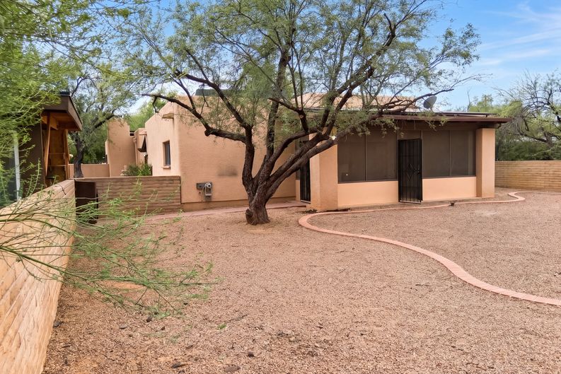 Photo 4 of 21 of 5621 E Fort Lowell Rd, Tucson, AZ