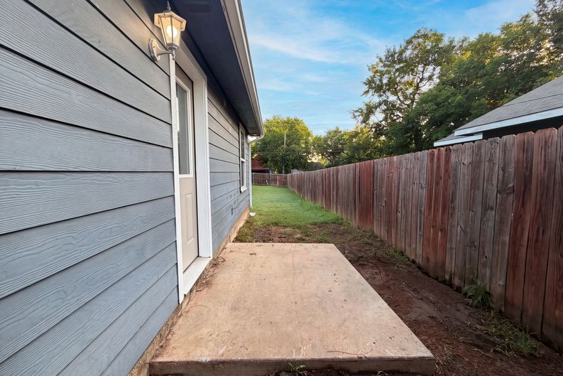 Photo 17 of 20 of 709 W Hull St, Denison, TX