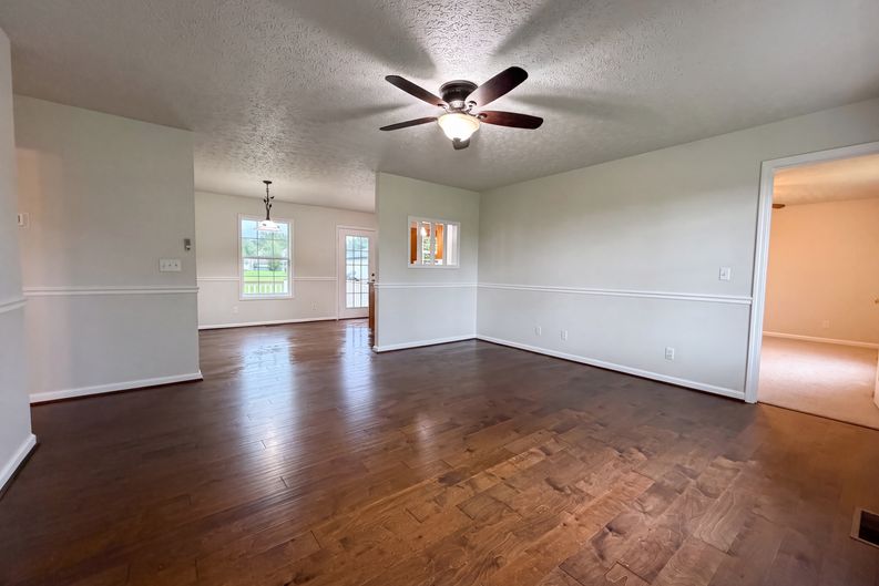 Photo 3 of 17 of 610 W Harper Rd, Portland, TN
