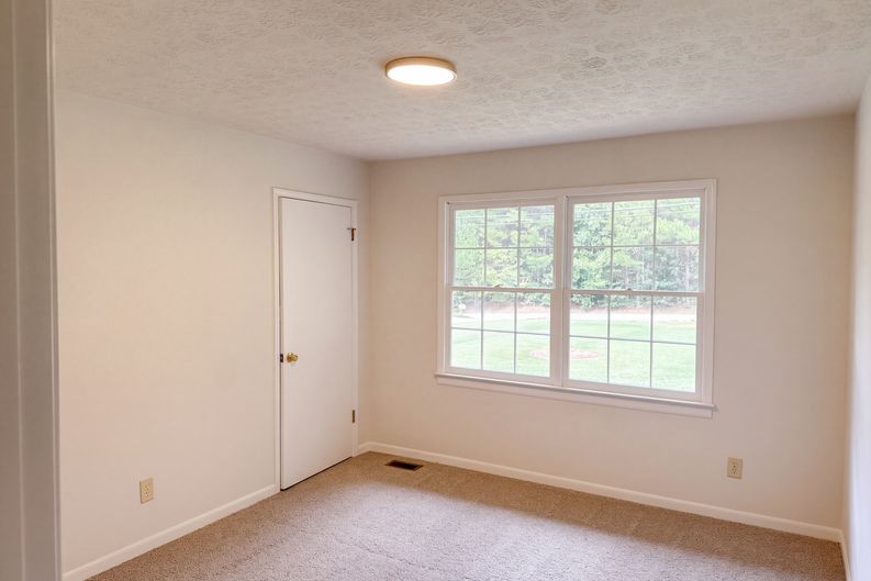 Photo 9 of 15 of 3089 Linecrest Rd, Ellenwood, GA