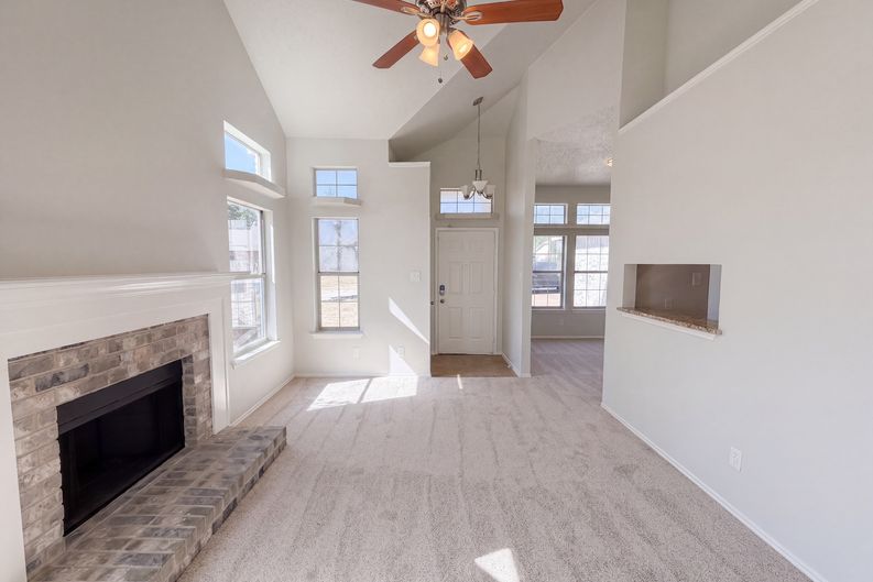 Photo 3 of 16 of 5624 Shady Springs Trl, Fort Worth, TX