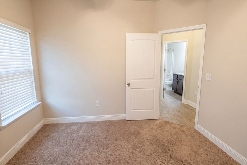 Photo 13 of 18 of 1740 Covington Ln, Foley, AL