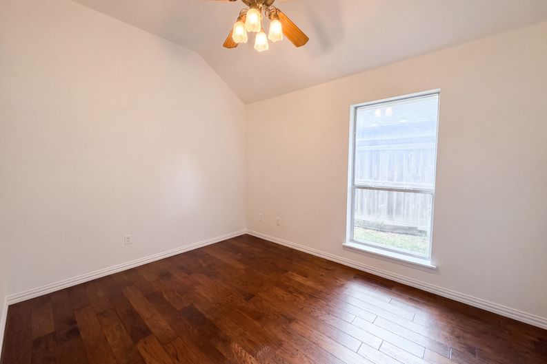 Photo 11 of 17 of 1623 W Pleasant Dr, Midlothian, TX