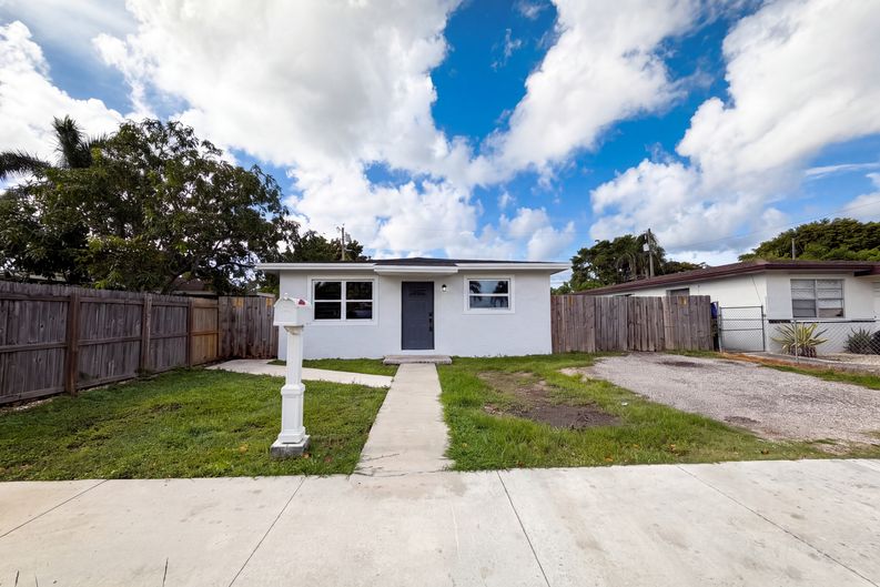 Photo 19 of 23 of 1320 NW 15th St, Homestead, FL